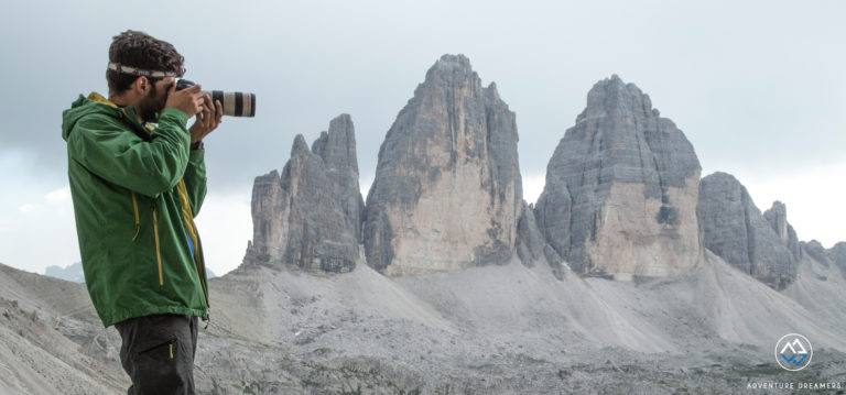 Luca di Adventure Dreamers durante un servizio fotografico alle Tre Cime di Lavaredo, Dolomiti